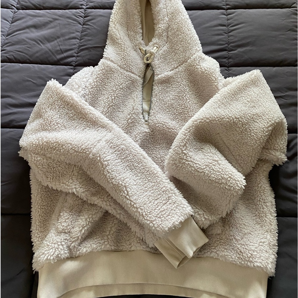 Lululemon over sized cropped hoodie. Limited edition so cute and comfy